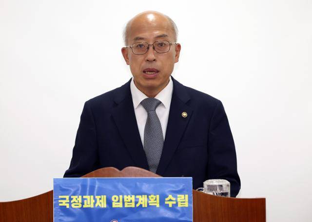 조원철 법제처장이 17일 세종시 정부세종청사에서 이재명 정부 국정과제 이행을 위한 필요 법령은 총 966건으로 이 중 법률은 751건, 하위법령은 215건이라고 밝히고 있다. 뉴시스