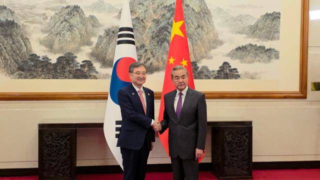 17일 조현(왼쪽) 외교부 장관이 한중 외교장관 회담을 앞두고 중국 베이징 댜오위타이에서 왕이 중국공산당 중앙외사판공실 주임 겸 외교부장과 만나 악수하고 있다. 베이징=베이징특파원 공동취재단