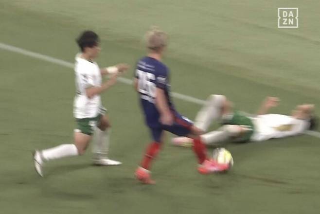 FC도쿄 나가쿠라 모토키(26번)가 그라운드에 쓰러져 있던 도쿄 베르디 후쿠다 유야를 맞혀 엔드라인으로 볼을 내보냈다. 코너킥을 얻어 볼 소유권을 이어가기 위함이었다. 나가쿠라의 이 플레이는 일본 내에서 큰 논란이 됐다. 사진=아베마 타임즈