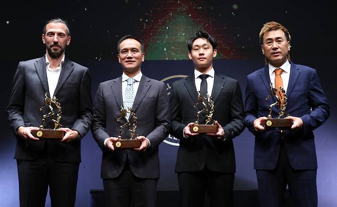 <yonhap photo-2395=""> 2025 K리그 명예의 전당 헌액식 선수부문 기념촬영 (서울=연합뉴스) 김성민 기자 = 16일 서울 종로구 아산정책연구원에서 열린 2025 K리그 명예의 전당 헌액식에서 헌액자들이 기념 촬영을 하고 있다. 왼쪽부터 데얀, 김주성, 고 유상철 감독 아들 유선우 씨, 김병지. 2025.9.16 ksm7976@yna.co.kr/2025-09-16 12:25:06/ <저작권자 ⓒ 1980-2025 ㈜연합뉴스. 무단 전재 재배포 금지, AI 학습 및 활용 금지></yonhap>