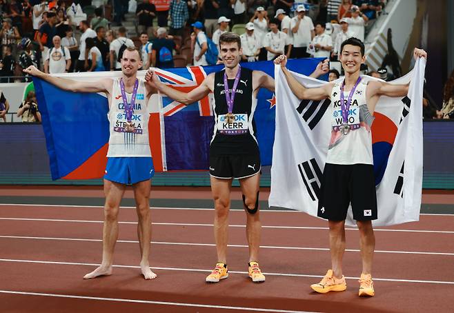 <yonhap photo-6045=""> epa12382609 Gold medalist Hamish Kerr (C) of New Zealand, silver medalist Sanghyeok Woo (R) of South Korea and bronze medalist Jan Stefela of the Czech Republic celebrate after the Men's High Jump final at the World Athletics Championships 2025 in Tokyo, Japan, 16 September 2025. EPA/ALEX PLAVEVSKI/2025-09-16 23:56:34/ <저작권자 ⓒ 1980-2025 ㈜연합뉴스. 무단 전재 재배포 금지, AI 학습 및 활용 금지></yonhap>