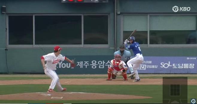 지난 5일 열린 퓨처스(2군)리그 삼성전에서 오버핸드스로로 공을 던지는 박종훈의 모습. KBO 유튜브 캡처