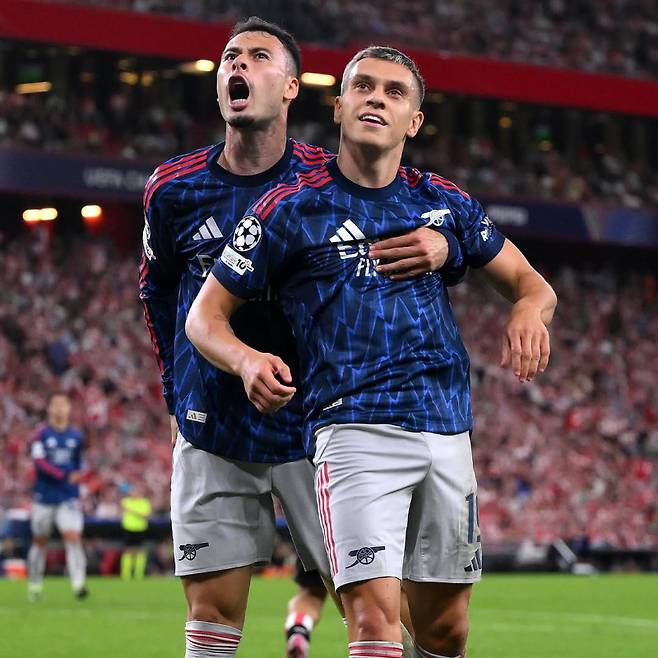 아스널 마르티넬리(왼쪽)과 트로사르가 17일 아틀레틱과의 2025~26 UCL 리그페이즈 1차전서 득점을 합작하고 환호하고 있다. 사진=아스널 SNS