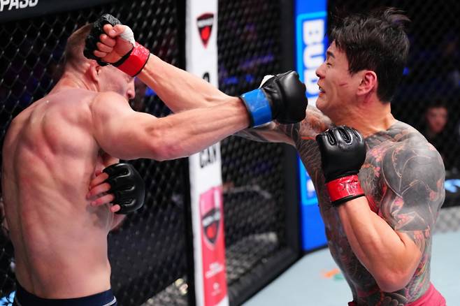 황인수와 패디 맥코리의 경기 장면. 사진=UFC