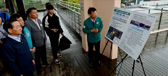 유정복 인천광역시장이 17일 소래습지생태공원을 찾아 지역 관광 문화 활성화 방안을 점검하고 있다. [사진=인천시]