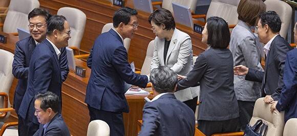 국민의힘 김상훈 의원이 17일 국회 본회의에서 경제에 관한 대정부 질문을 마친 뒤 국민의힘 의원들과 악수하고 있다. [사진=연합뉴스]