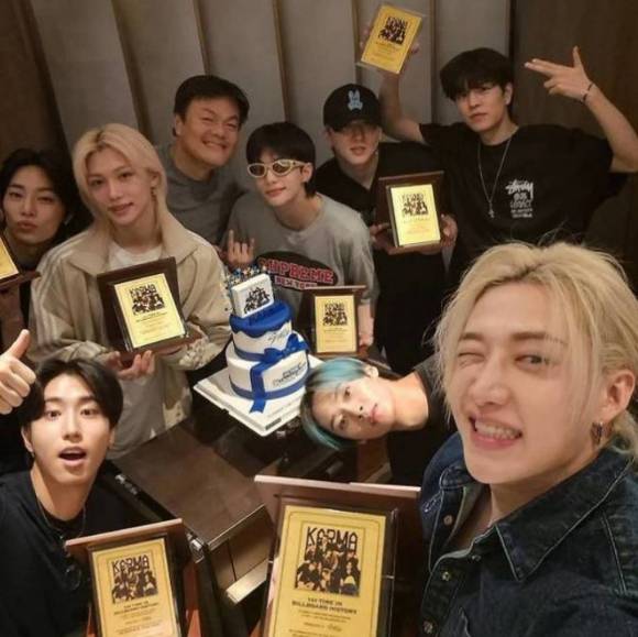 박진영이 선물한 순금 액자를 들고 있는 스트레이 키즈 [사진=스트레이 키즈 SNS]