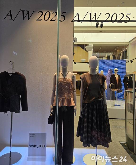 H&M 명동 매장에 모카무스 감성의 브라운 계열 니트가 걸려있다. [사진=박은경 기자]