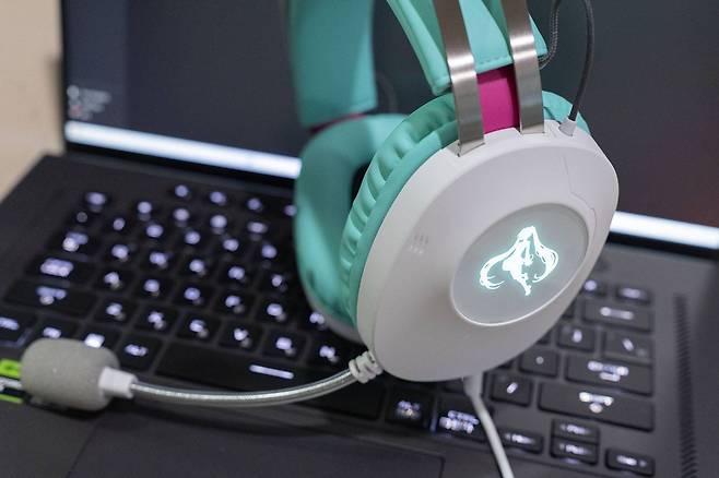 에이수스 TUF Gaming H1 Gen II 하츠네 미쿠 에디션 / 출처=IT동아