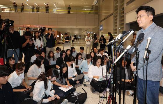 구금됐던 근로자들과 함께 귀국한 김동명 LG에너지솔루션 사장이 지난 12일 인천국제공항에서 질문에 답하고 있다. 김경록 기자