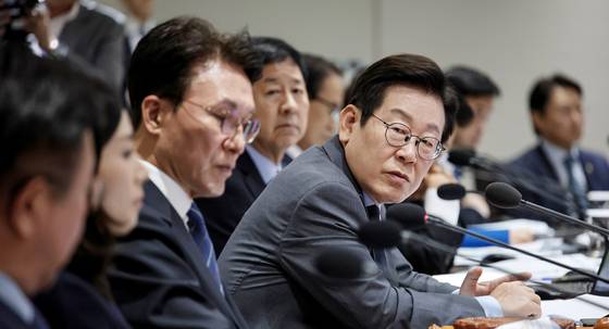 이재명 대통령이 지난 9일 국무회의 도중 산업재해와 관련해 OECD 통계를 언급하며 윤호중 행안부 장관에게 주의를 환기시키고 있다. 이 대통령은 OECD 통계를 자주 인용한다. [대통령실사진기자단]