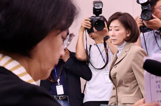 나경원 국민의힘 의원(오른쪽)이 16일 열린 국회 법사위 전체회의에서 자신의 간사 선임안에 대한 무기명 투표가 결정되자 항의하며 자리를 떠나고 있다. 민주당은 나 의원이 ‘내란 옹호’ 행보를 보였다며 간사 선임에 반대했고, 국민의힘은 민주당이 ‘내란 몰이’를 한다고 비판했다. [뉴시스]