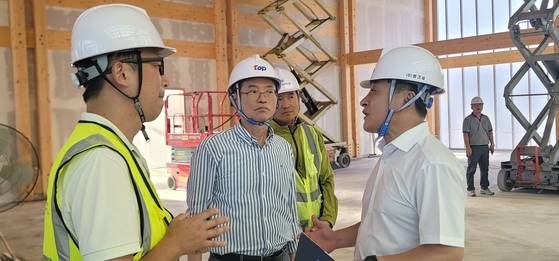 지난 16일 이철우 경북도지사가 경주 아시아태평양경제협력체(APEC) 정상회의 만찬장 건립 중인 국립경주박물관을 찾아 추진 상황을 점검하고 있다. 사진 경북도