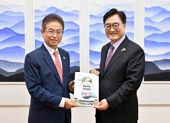 우원식 국회의장이 지난 10일 서울 여의도 국회를 찾은 이철우 경북지사와 '경상북도 주요현안'을 들고 기념촬영을 하고 있다. 뉴스1