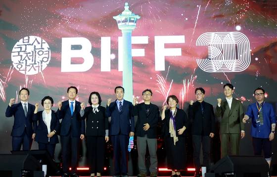 정한석 부산국제영화제 집행위원장(왼쪽 여섯번째)을 비롯한 관계자들이 16일 부산 중구 비프광장 야외무대에서 열린 ‘제30회 부산국제영화제’ 전야제에 참석해 포즈를 취하고 있다. 뉴스1