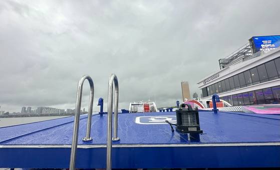 한강버스 천장에서 바라본 서울시와 여의도선착장. 문희철 기자