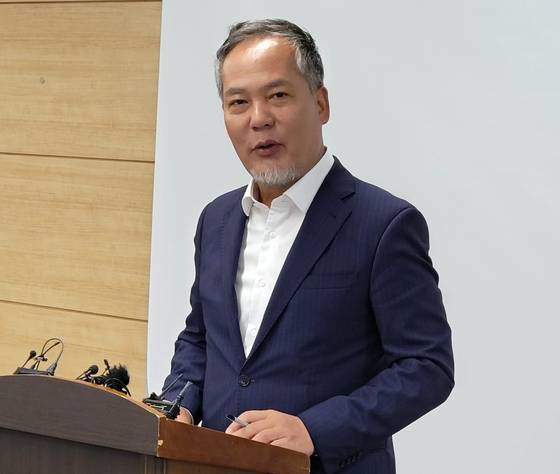 전은수 ㈜자광 회장이 지난 16일 전주시청에서 기자회견을 열고 "옛 대한방직 부지에서 추진 중인 '관광타워 복합 개발 사업'이 이달 말 전주시의 최종 사업 계획 승인을 앞두고 있다"며 "연말 착공할 예정"이라고 밝히고 있다. 연합뉴스