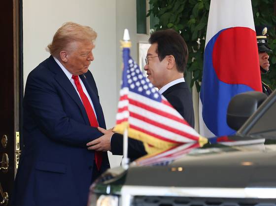 이재명 대통령이 지난 8월 25일(현지시간) 미국 워싱턴 DC 백악관에서 영접나온 도널드 트럼프 미국 대통령과 악수하고 있다. 연합뉴스