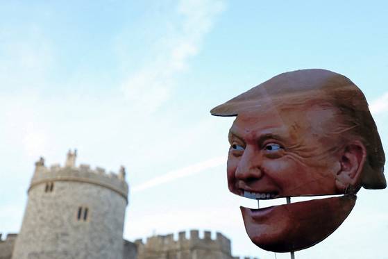 도널드 트럼프 미국 대통령이 영국을 국빈방문한 16일(현지시간) 런던 윈저성 앞에서 진행된 '반트럼프 시위'에서 트럼프 대통령을 조롱하는 대형 카드보드가 설치돼 있다. 로이터=연합뉴스