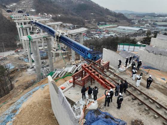 10명의 사상자가 발생한 경기도 안성시 서울세종고속도로 건설 공사 교량 상판 붕괴 사고 현장. 연합뉴스