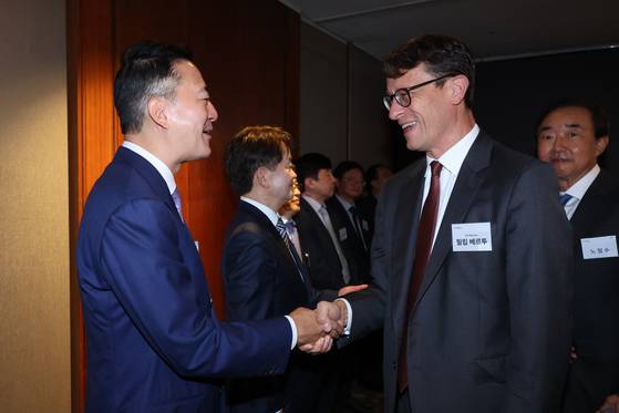 중앙일보 창간 60주년 기념식이 17일 오전 서울 소공동 롯데로텔에서 열렸다. 홍정도 부회장이 필립 베르투 주한 프랑스 대사와 인사하고 있다. 장진영 기자