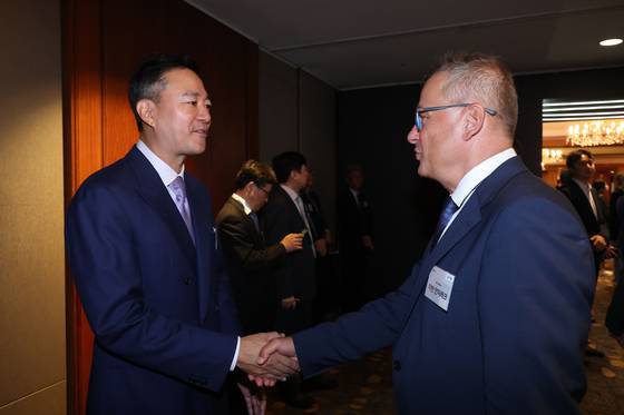 중앙일보 창간 60주년 기념식이 17일 오전 서울 소공동 롯데로텔에서 열렸다. 홍정도 부회장이 이반 얀차레크 주한 체코 대사와 인사하고 있다. 장진영 기자