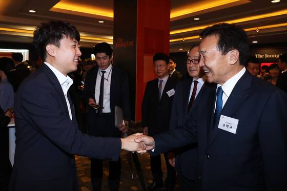 17일 중앙일보 창간 60주년 기념식에 참석한 이준석 개혁신당 대표(왼쪽)와 손학규 전 민주당 대표가 인사하고 있다. 장진영 기자