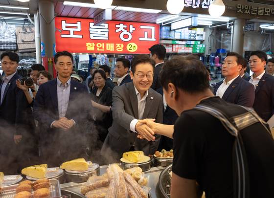 이재명 대통령이 17일 경기 성남시 수정구 태평동 현대시장을 방문해 상인과 인사를 하고 있다. 사진 대통령실