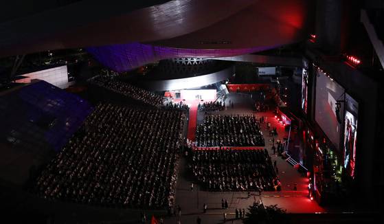 17일 오후 부산 해운대구 영화의전당에서 열린 제30회 부산국제영화제(BIFF) 개막식에서 배우들이 레드카펫을 밟으며 입장하고 있다. 사진 뉴스1