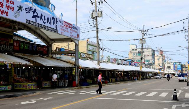 ▲ 강릉 주문진읍 전통시장은 제한급수 지역이 아님에도 불구하고 재난여파로 관광객이 끊겨 경기불황이 심화되고 있다.  황선우 기자
