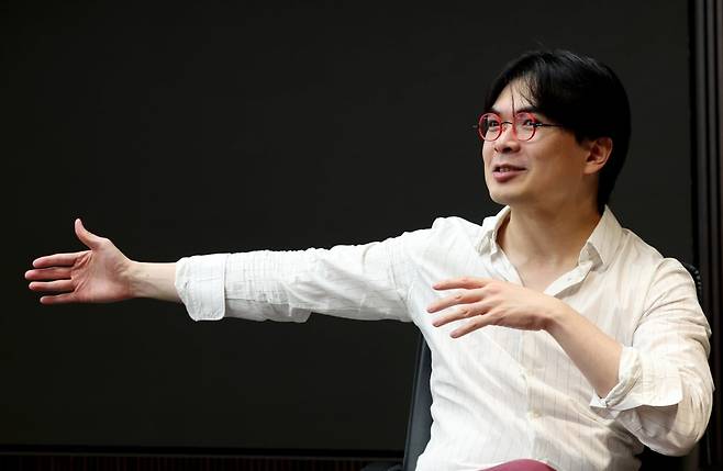 한경아르떼필하모닉과 '클래식 in 무비' 무대를 이끌 지휘자 윌슨 응, 사진=최혁 기자