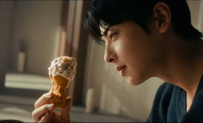 노랑통닭 모델인 배우 차은우. 노랑통닭 SNS.