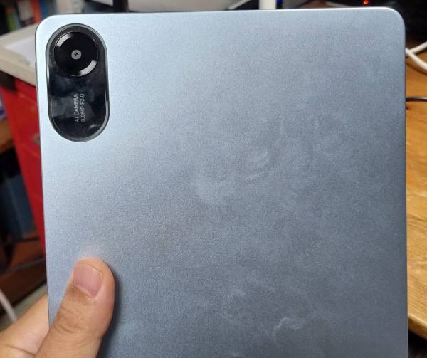 한손으로 레드미 패드2 후면을 쥐고 있다. 정옥재 기자