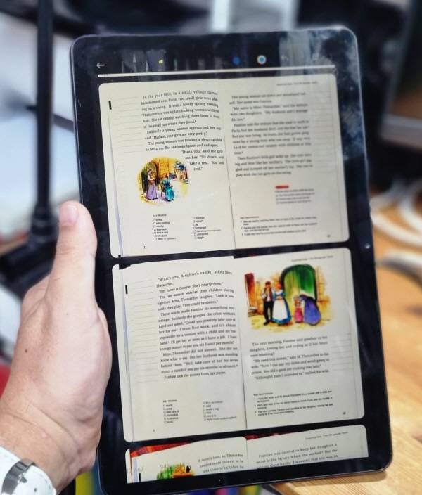 레드미 패드2를 세로로 세워 PDF 파일을 읽고 있다. 정옥재 기자