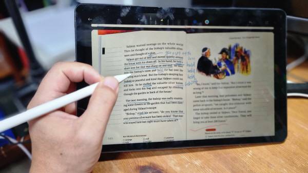 레드미 패드 2를 가로로 거치해 전용 스마트펜 레드미 펜으로 글씨를 썼다. 정옥재 기자