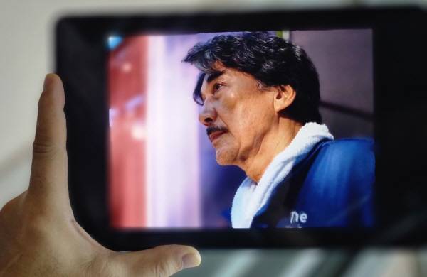 침대에 누워서 한 손으로 레드미 패드2를 들고 영화를 감상 중이다. 누워서 보면 위험하다. 정옥재 기자