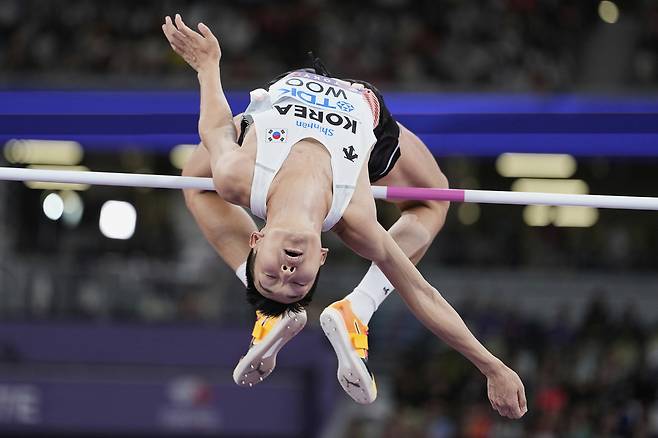 Korea’s Woo Sang-hyeok leaps during the men’s high jump final at the World Athletics Championships in Tokyo on Sept. 16. [AP/YONHAP]