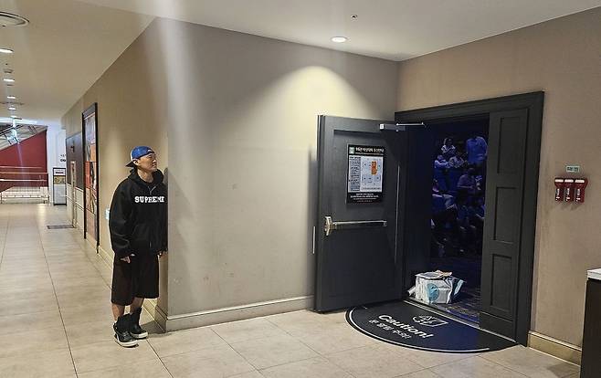 배우 양동근씨가 15일 서울 송파구 롯데시네마에서 영화 관람을 마친 밀알복지재단 굿윌스토어의 장애 직원들을 만나기 직전 대기하는 모습.