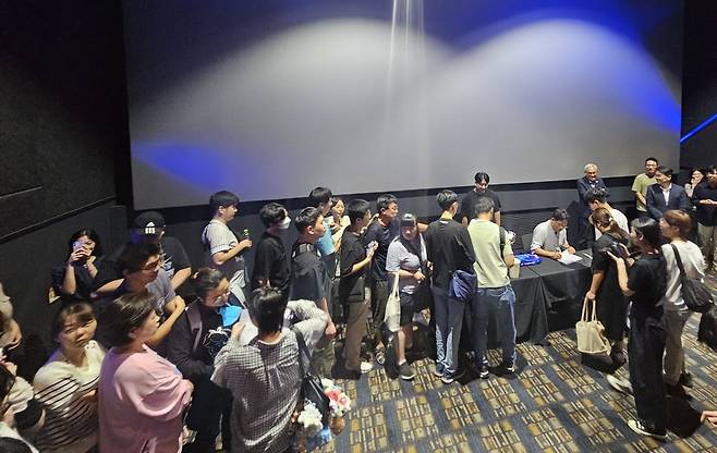 밀알복지재단 굿윌스토어의 장애 직원들이 지난 15일 서울 송파구 롯데시네마에서 배우 양동근씨와 ‘킹 오브 킹스’를 제작한 장성호 감독의 사인을 받기 위해 줄을 선 모습.