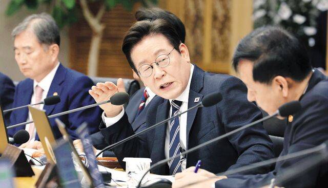 이재명 대통령이 16일 정부세종청사에서 열린 국무회의에서 구윤철 경제부총리와 대화하고 있다. 이 대통령은 이날 정부 출범 후 처음으로 세종시에서 국무회의를 열었다. 세종=김지훈 기자