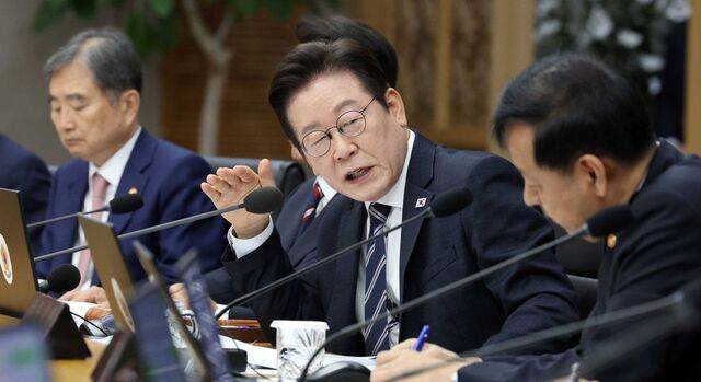 이재명 대통령이 16일 정부세종청사에서 열린 국무회의에서 구윤철 경제부총리와 대화하고 있다. 이 대통령은 이날 정부 출범 후 처음으로 세종시에서 국무회의를 열었다. 세종=김지훈 기자