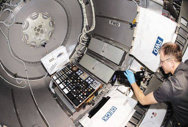 지난해 12월 미 항공우주국(NASA) 우주비행사가 노화 재료 실험을 위한 장비를 설치하고 있다. 이 장비는 1년 동안 우주 진공 상태에 노출된다. NASA 제공