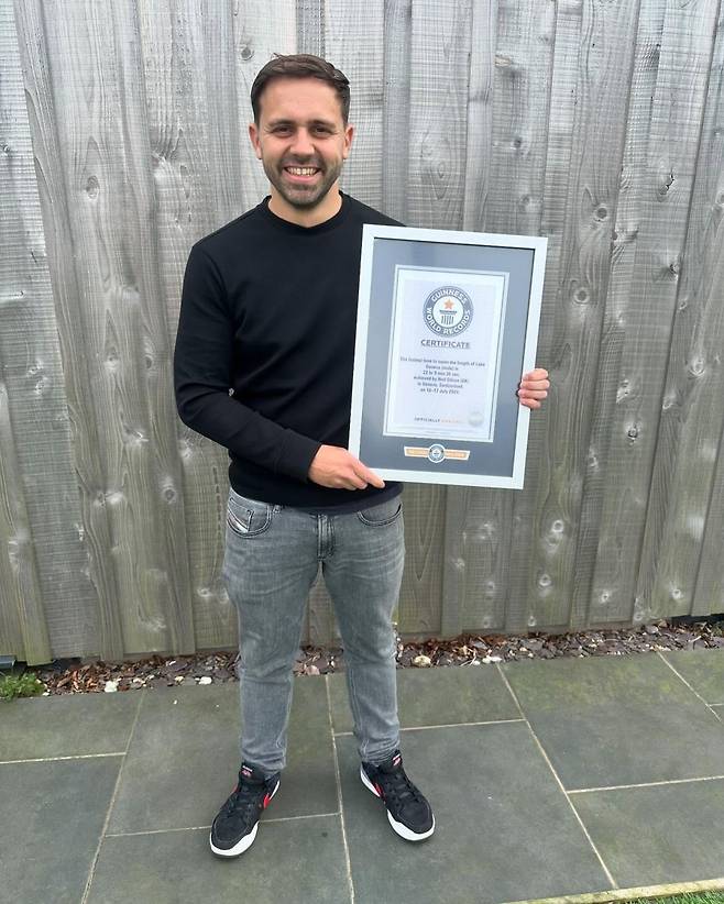 닐이 세운 레만호 수영 횡단 기네스 세계기록 확인 증서를 들어 보이고 있다. 그는 이 호수를 22시간9분38초만에 건넜다. SNS캡처