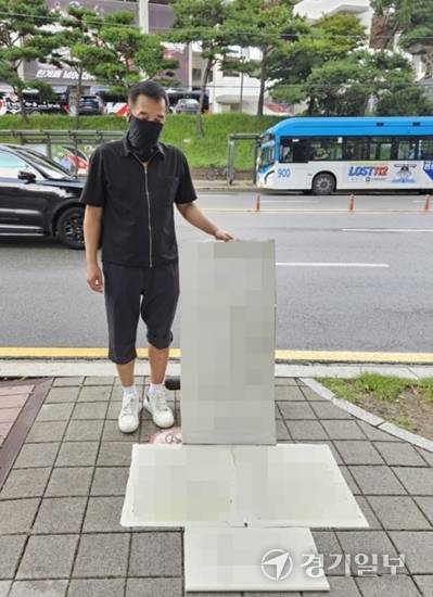 사망 환자 유족이 수원의 한 요양병원 앞에서 병원의 과실을 주장하는 1인 시위를 하고 있다. 독자 제공