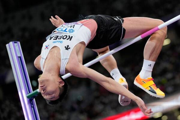 우상혁이 16일 일본 도쿄 국립경기장에서 열린 2025 세계육상선수권대회 남자 높이뛰기 결선에서 2ｍ34를 뛰어 넘고 있다. AP=연합뉴스