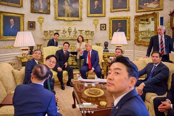 ▲ 지난달 25일(현지시간) 미국 백악관 오벌오피스에서 한미 정상과 양국 관계자들이 모인 모습. 사진=대통령실