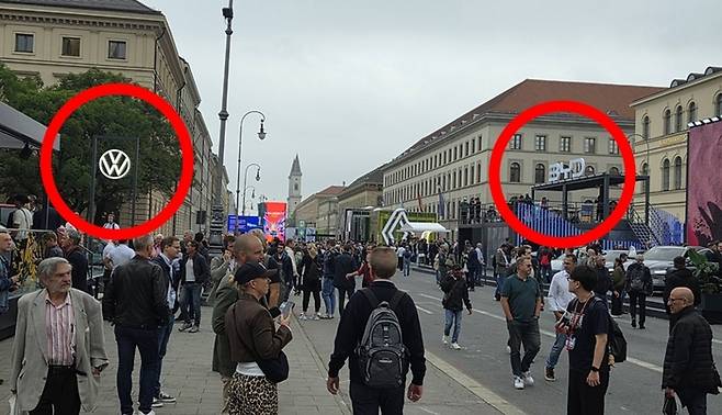 뮌헨 도심 IAA 오픈 스페이스에 자리잡은 폭스바겐 전시장(왼쪽), 맞은편에  들어선 중국 BYD 전시장 [사진촬영=최기성 매경 디지털뉴스룸 기자/ 뮌헨 ]