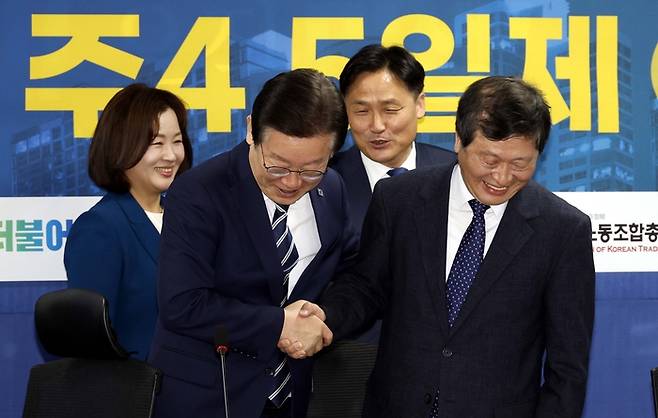 이재명 대통령이 지난 2023년 3월 더불어민주당 대표 시절 국회 의원회관에서 열린 주4.5일제 도입방안 마련을 위한 긴급 토론회에서 박수근 한양대 법전원 명예교수와 인사를 하는 모습. [김호영 기자]