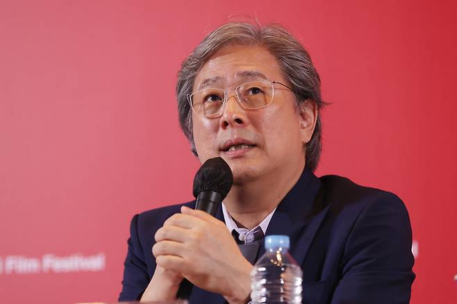 신작 ‘어쩔수가없다’로 제30회 부산국제영화제를 찾은 박찬욱 감독이 17일 부산 영화의전당 중극장에서 열린 기자회견에서 질문에 답하고 있다. [연합뉴스]