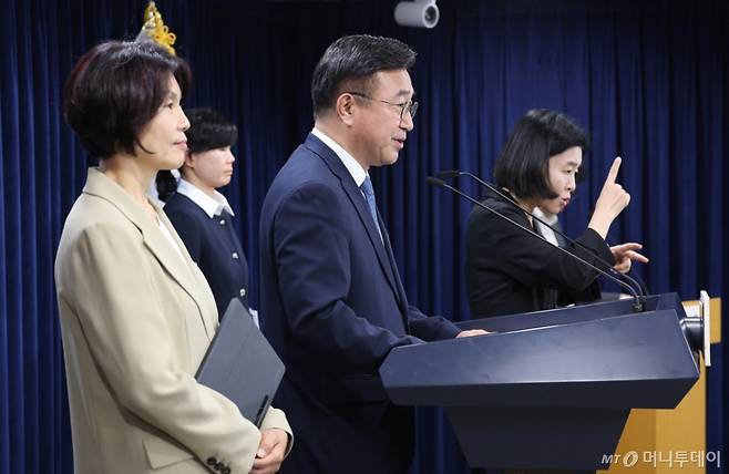 (서울=뉴스1) 임세영 기자 = 윤호중 행정안전부 장관과 한정애 더불어민주당 정책위의장이 7일 서울 종로구 정부서울청사에서 제3차 고위당정협의회 결과 브리핑을 하고 있다. 2025.9.7/뉴스1  Copyright (C) 뉴스1. All rights reserved. 무단 전재 및 재배포,  AI학습 이용 금지. /사진=(서울=뉴스1) 임세영 기자